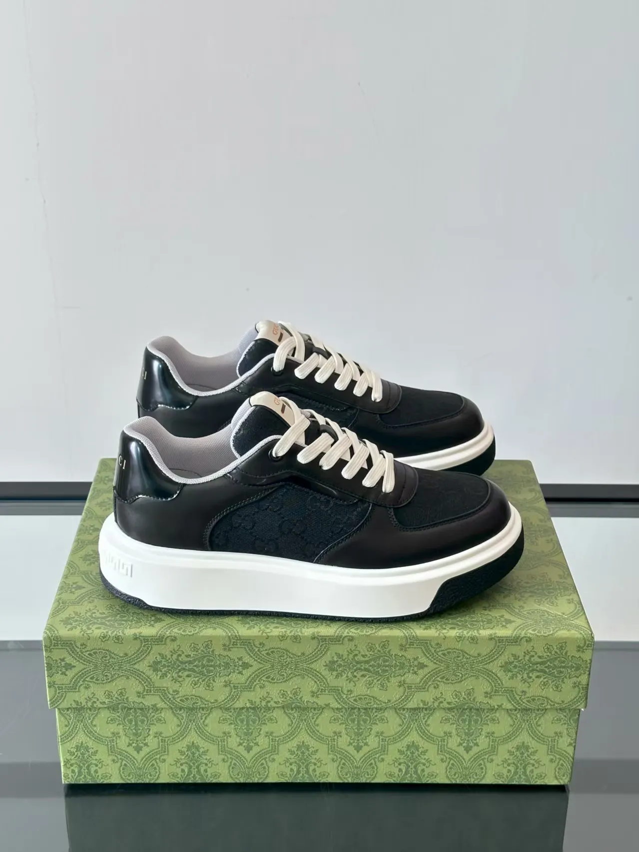 Factory price: 480💰New men's shoes GUCCI [Lightning] latest shoes shipped. Original quality, fashionable, special materials, sheepskin lining, new packaging. The foot feels super comfortable and the workmanship is impeccable. Size: 38-44, customized 45